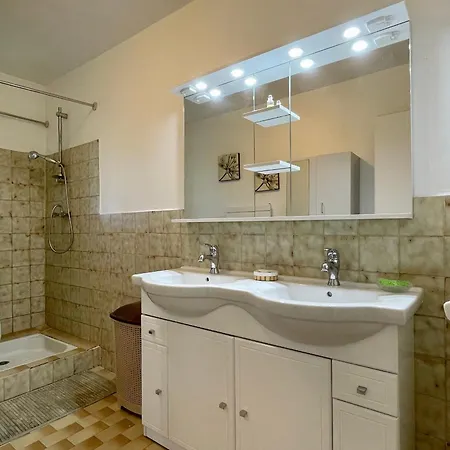 Holiday home Familial Avec Terrasses, Cheminee Et Equipements Bebe A Chateau-la-ville, Pres De L'allier - Fr-1-582-211 Saint-Haon