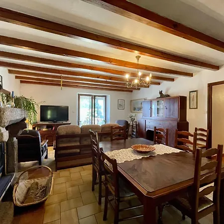 Familial Avec Terrasses, Cheminee Et Equipements Bebe A Chateau-la-ville, Pres De L'allier - Fr-1-582-211 *
